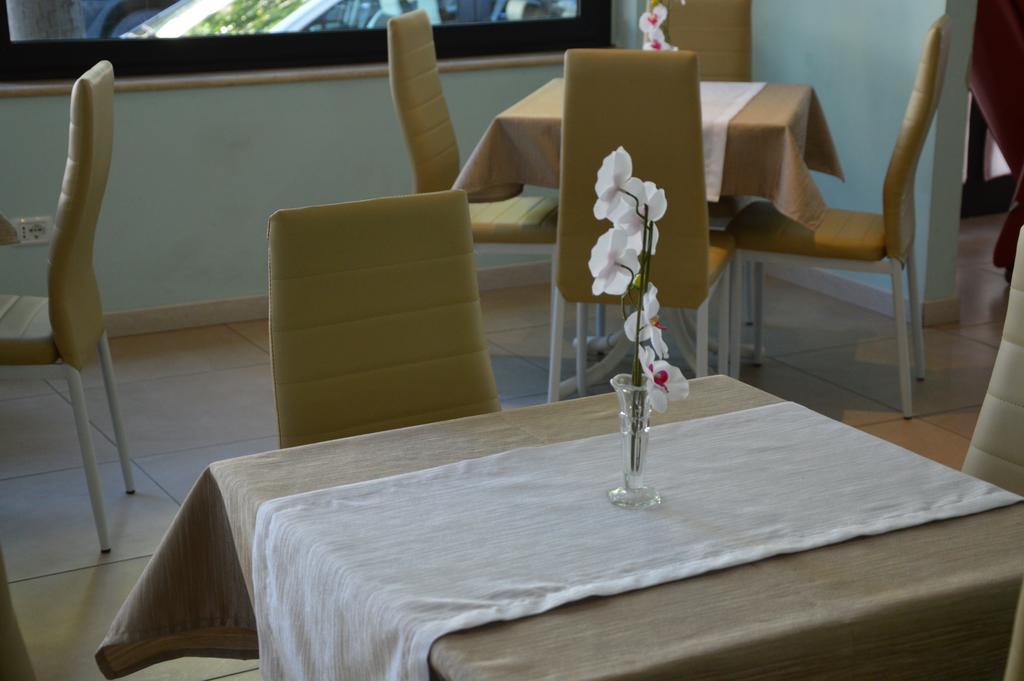 Hotel Holiday Sunshine Summer Misano Adriatico Exterior foto